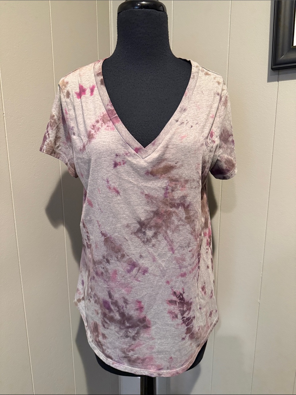 B44 Mossimo Supply Co. Women’s Medium Tie-Dye V-Neck Short Sleeve Tee - Picture 1 of 6